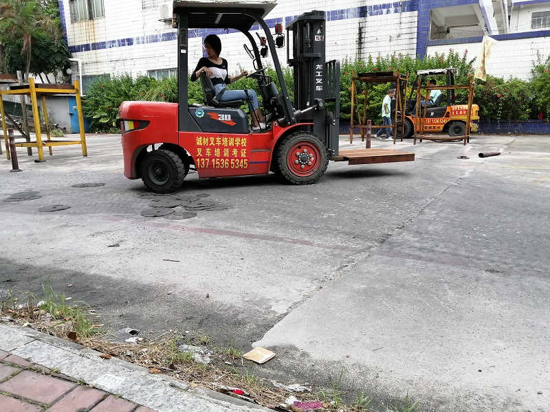 清溪附近哪里报名学叉车-清溪学叉车去哪个学校报名比较好