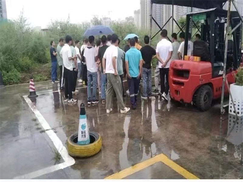 长宁哪里学叉车？长宁学叉车多少钱？需要什么资料？