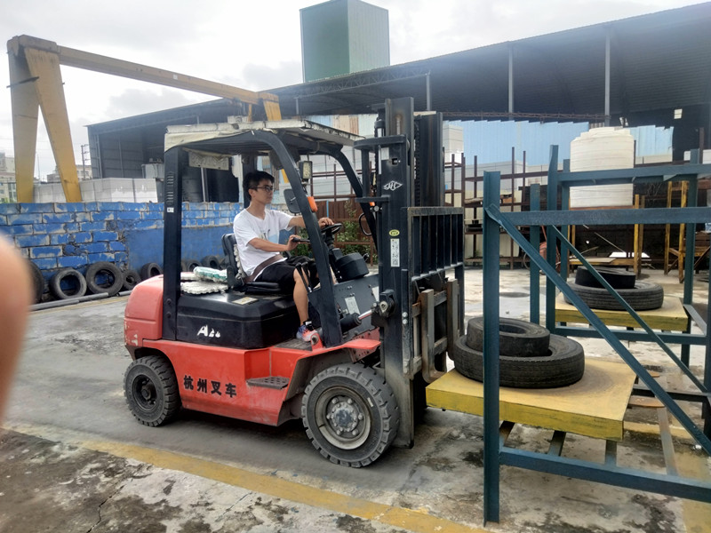 东莞凤岗附近学叉车 考叉车证在哪里报名？凤岗附近学叉车要多少钱？