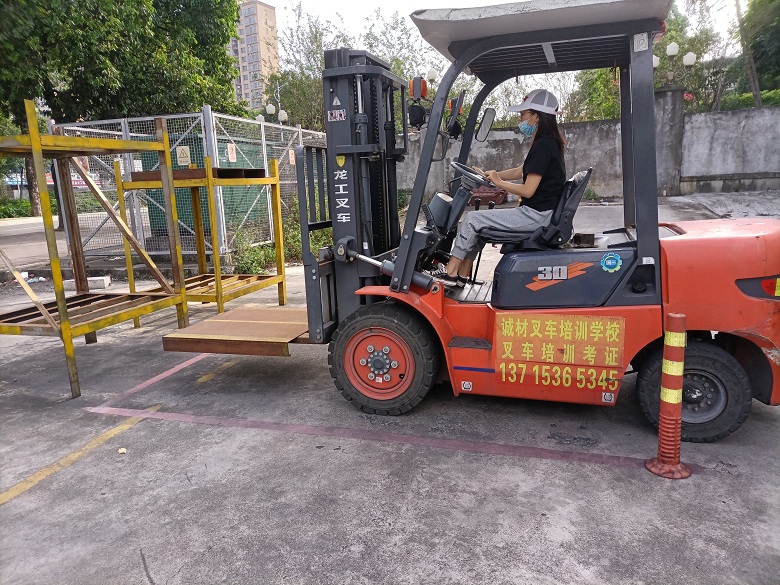 惠州大亚湾考叉车证在哪里报名，学叉车报名费多少钱