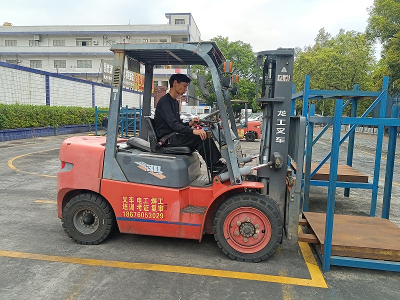 东莞石排学叉车费用要多少钱，东莞石排学叉车在哪里可以报名