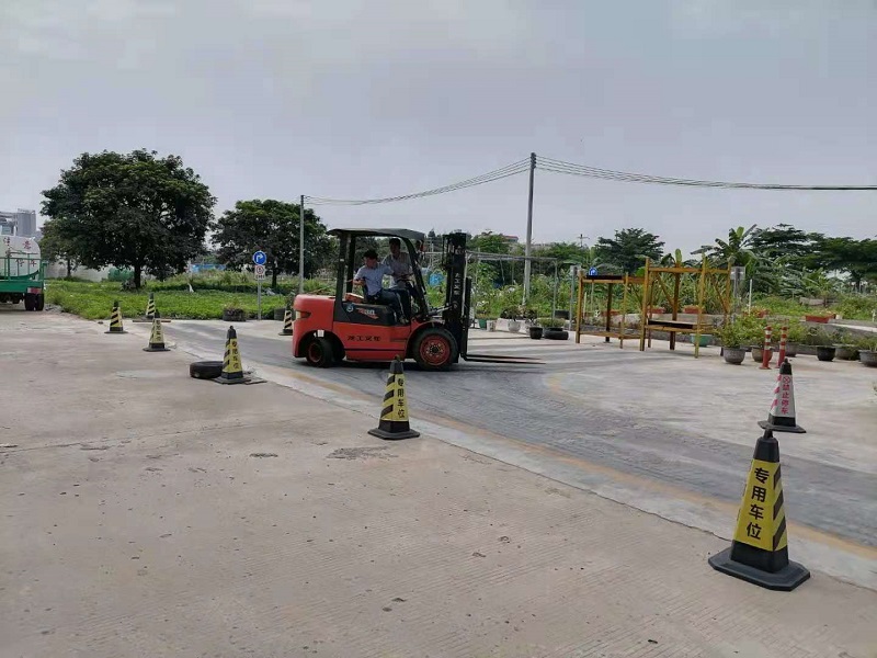 龙门龙华学叉车费用要多少钱，龙门龙华学叉车在哪里可以报名