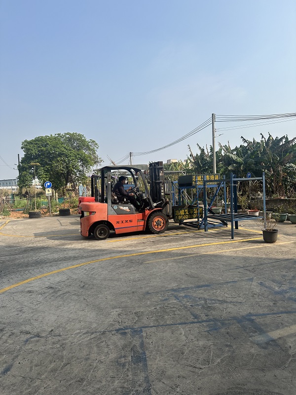 龙门龙江学叉车费用要多少钱，龙门龙江学叉车在哪里可以报名
