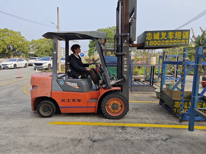 博罗长宁叉车培训哪家好，博罗长宁哪里有学叉车考证培训学校