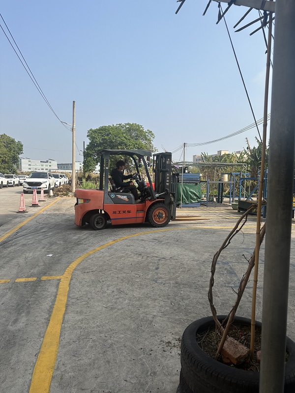东莞莞城叉车培训要多少钱， 东莞莞城叉车培训基地哪里有