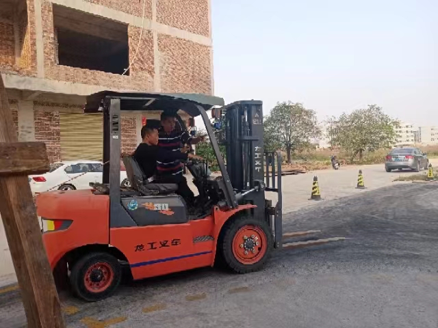 东莞大岭山学叉车费用要多少钱，东莞大岭山学叉车在哪里可以报名