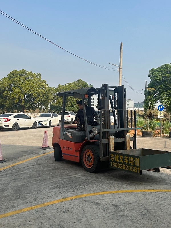 东莞横沥叉车考证哪家培训机构拿证快，东莞横沥叉车专业叉车培训机构