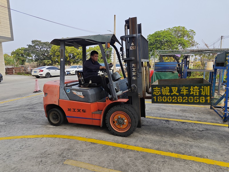 河源和平学叉车技术，河源和平哪里有叉车培训